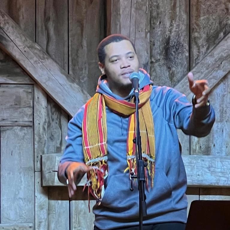 Le parolier du Karthala à la Coupe interscolaire du slam au Canada